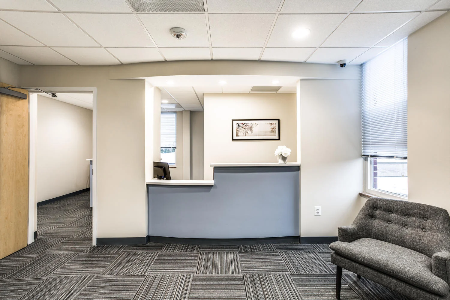 Comfortable and flexible front desk with seating for 4 employees