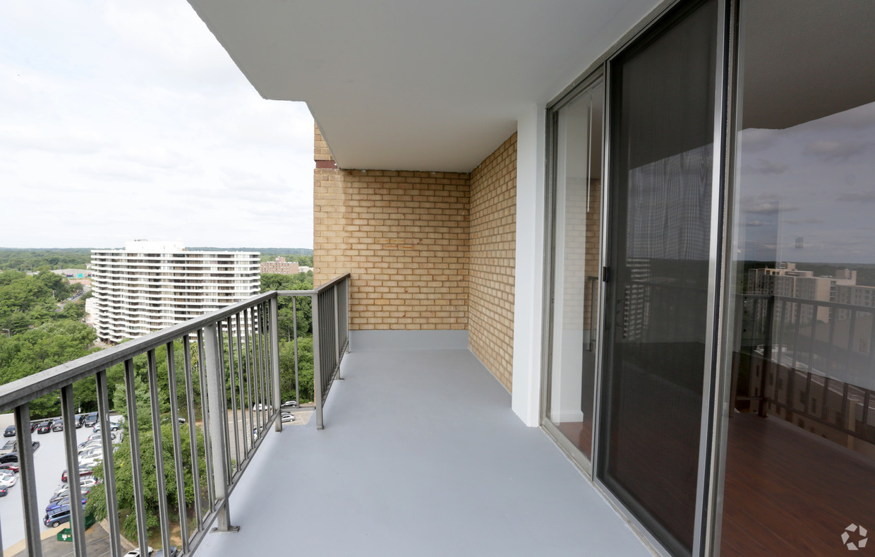 landmark-towers-alexandria-va-balcony-largebalconies.jpg