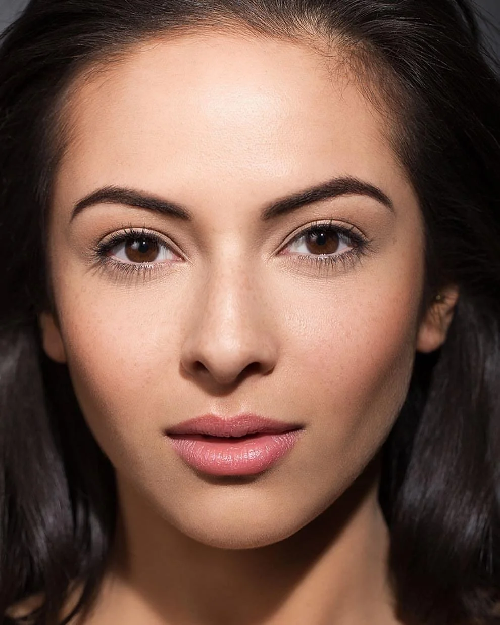  Corrective and simple beauty makeup. 