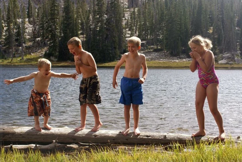 This photo was a great choice for my collector’s commission: It sparked joy for her, the kids are acting naturally, there’s plenty of space around them and the lighting is perfect. Plus, she took the photo herself. Reference photo for Lake Day ©Pam Baumeister, 2018