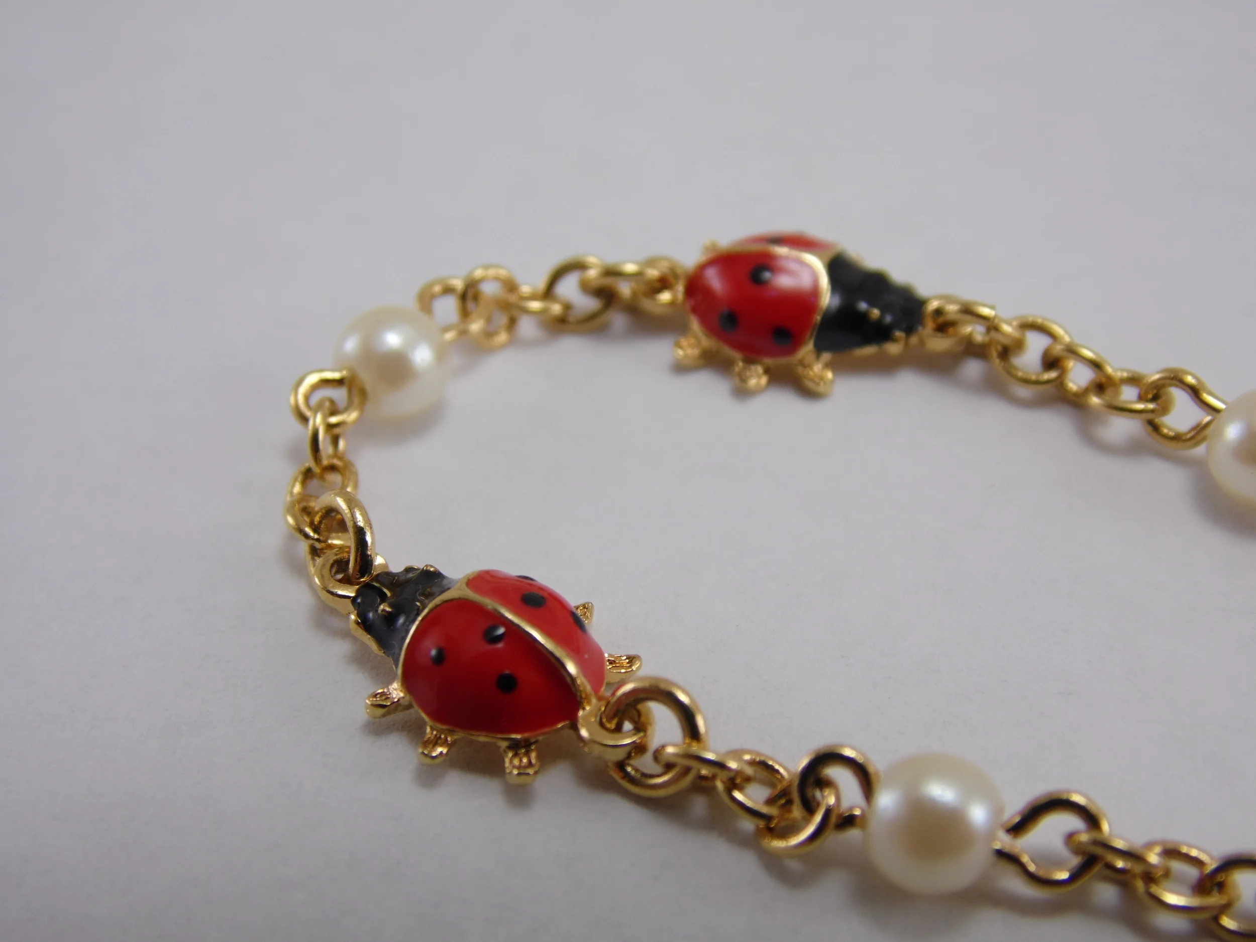 Vintage Lovely Lady Bug Insect Faux Pearl Goldtone Charm 6 3/4 Inch Bracelet