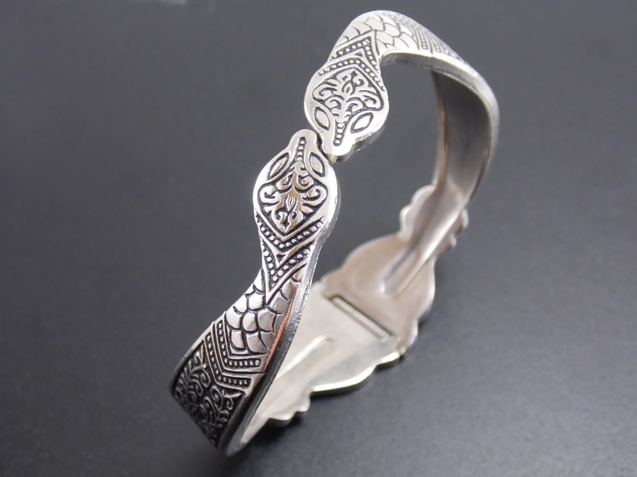 7" Inch Vintage Signed "Stieff" Art Deco Double Headed Silver Tone Snake Motif Filigree Metal Hinged Cuff Bangle Bracelet