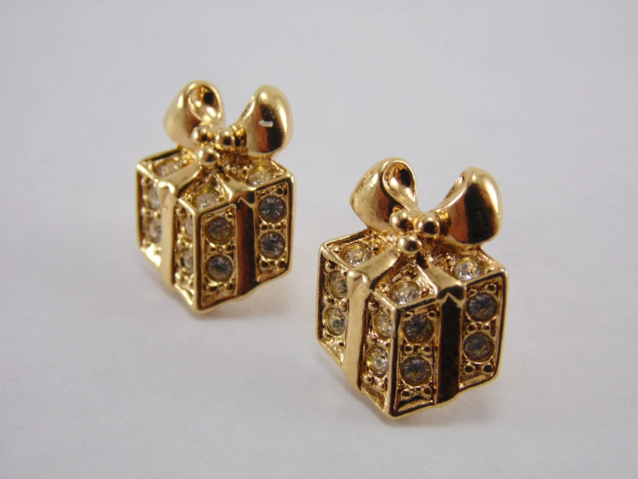 Vintage Signed "Avon" Cube Christmas Present Gift Box Goldtone Stud Earrings