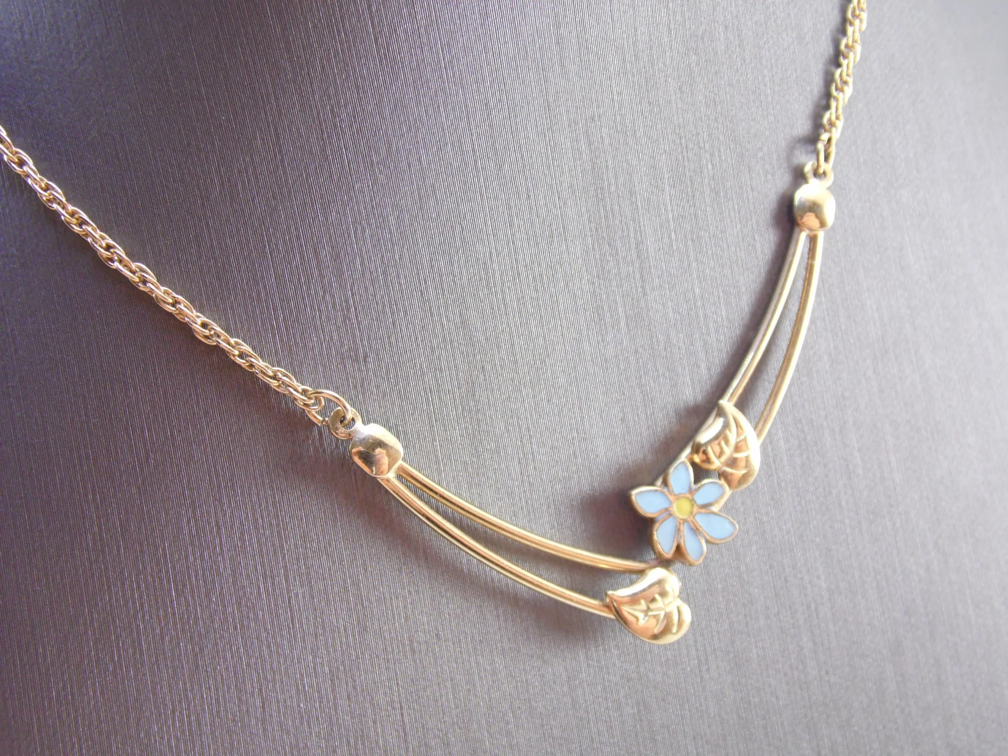 Vintage Unsigned 14 Inch Goldtone Leaf Blue Flower Power Floral Enamel Motif Pendant Chain Necklace