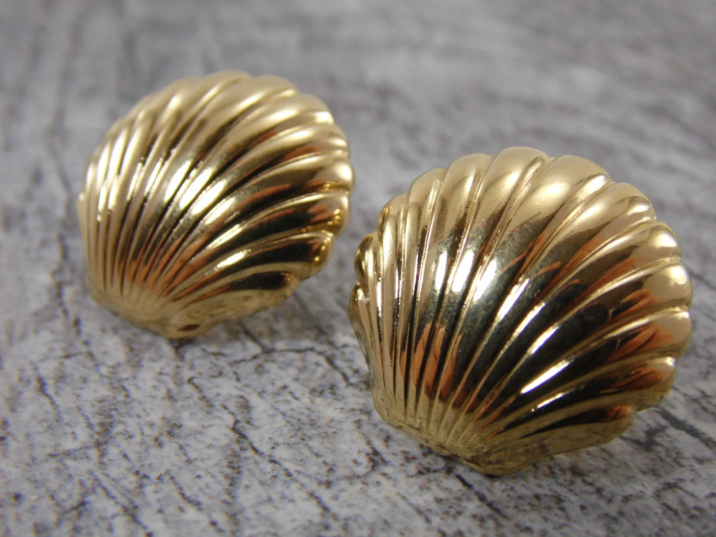 Vintage SIGNED "Avon" Clam Shell Gold Tone Earrings