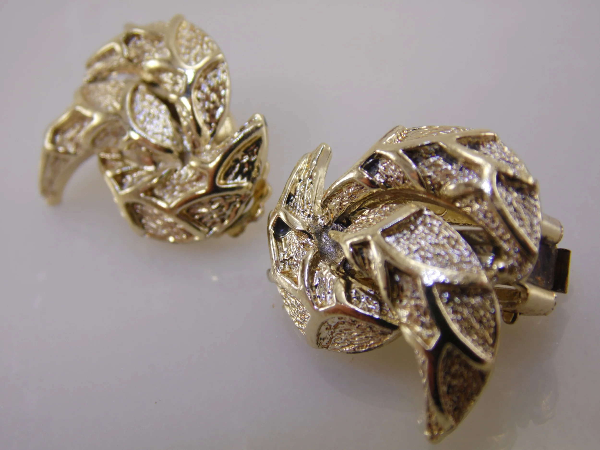 Vintage Gold Tone Tri Leaf Motif Clip On Earrings