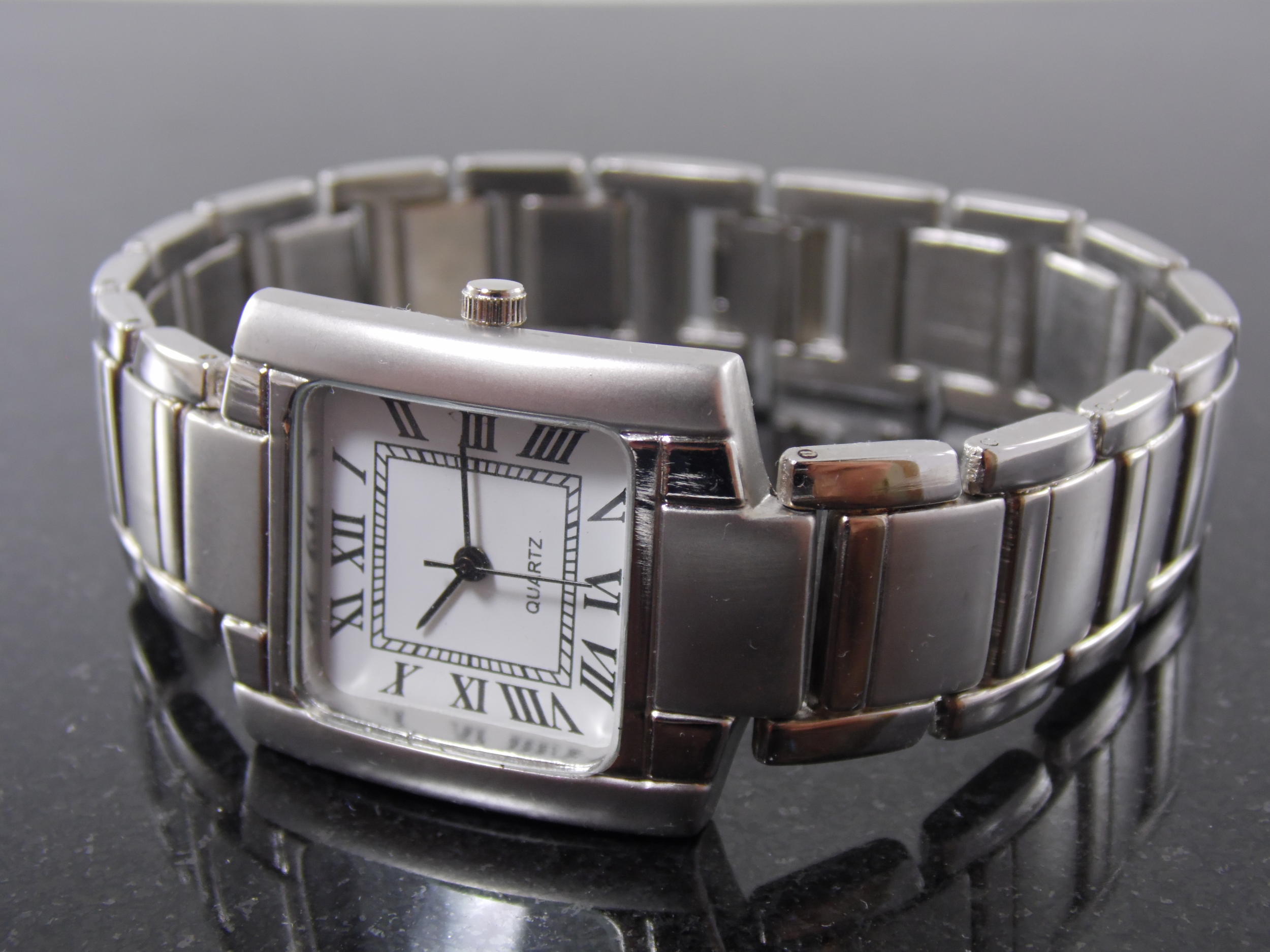 Vintage Silver Tone Roman Numeral Mens Quartz Wrist Watch