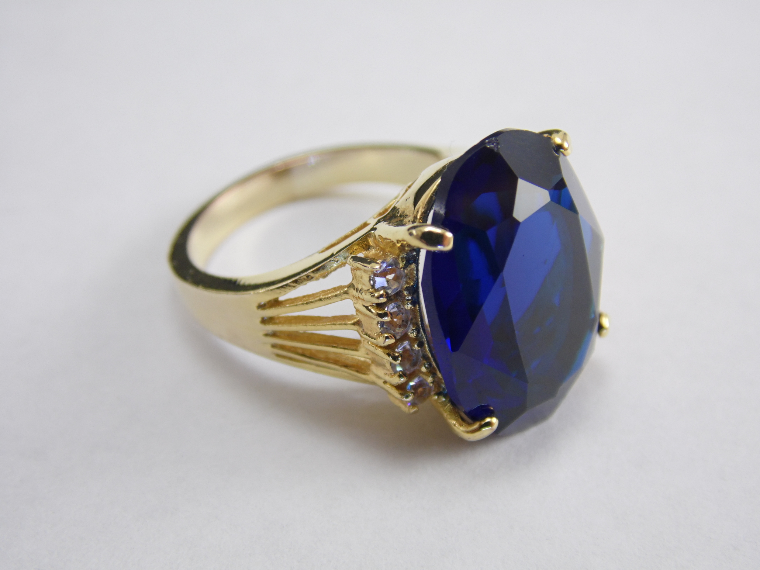 Size 7 Gold Tone Faux Blue Sapphire Tanzanite Cubic Zirconia CZ Vintage Multi Stone Cocktail Statement Ring 9.36ct T.W