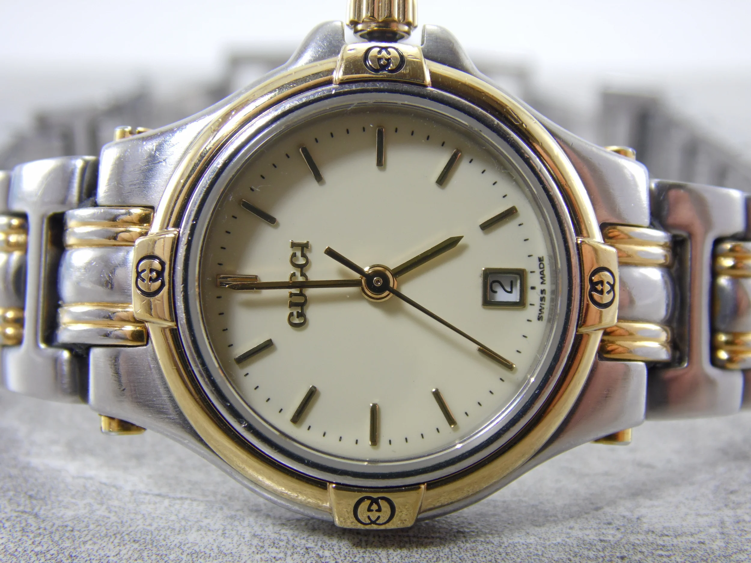 Real Authentic Gucci 9040L Two Tone Gold-tone & Stainless Steel White Dial with Date Calendar Ladies Womens Swiss Made Watch
