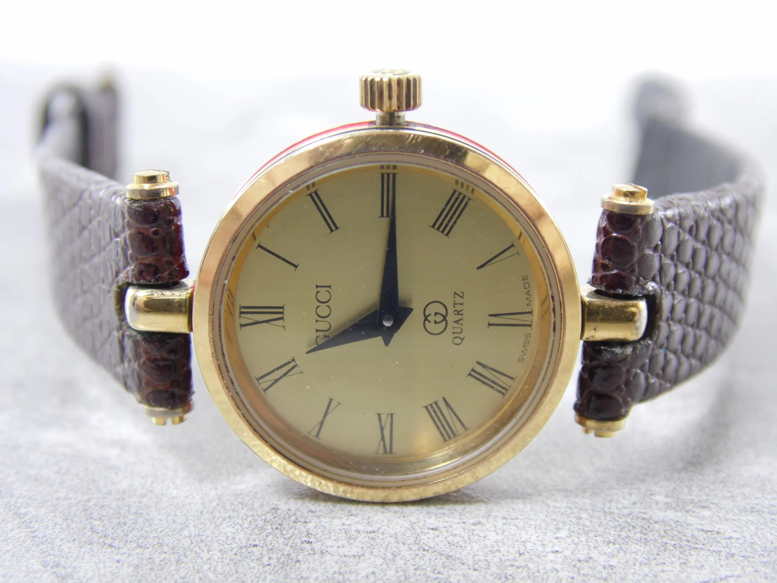 Real Authentic Gucci 4.84 Goldtone Women's Ladies Adjustable Leather Band Swiss Made Designer Watch