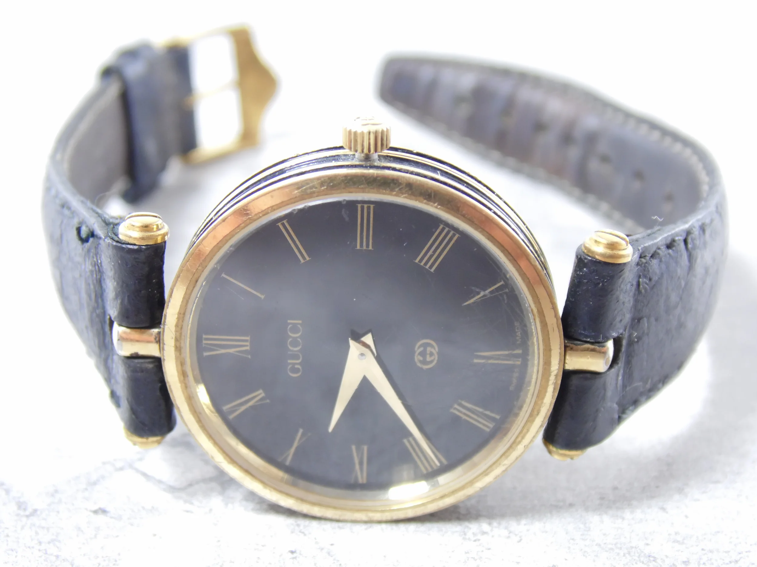 Real Authentic Vintage Gucci Black and Gold-tone 4.85 Unisex Mens Womens Leather Adjustable Strap Swiss Made Designer Watch