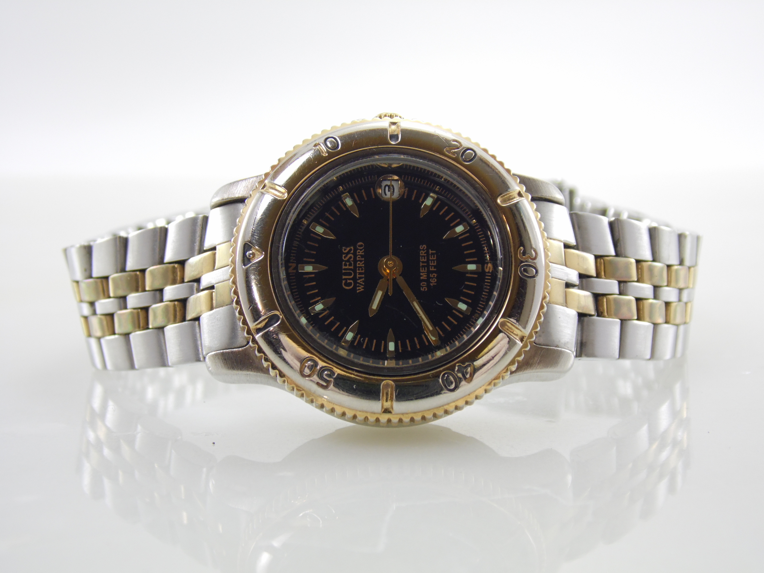 Vintage 1997 Two Tone Stainless Steel Unisex Womens Mens Date Calendar Dive Guess Watch 