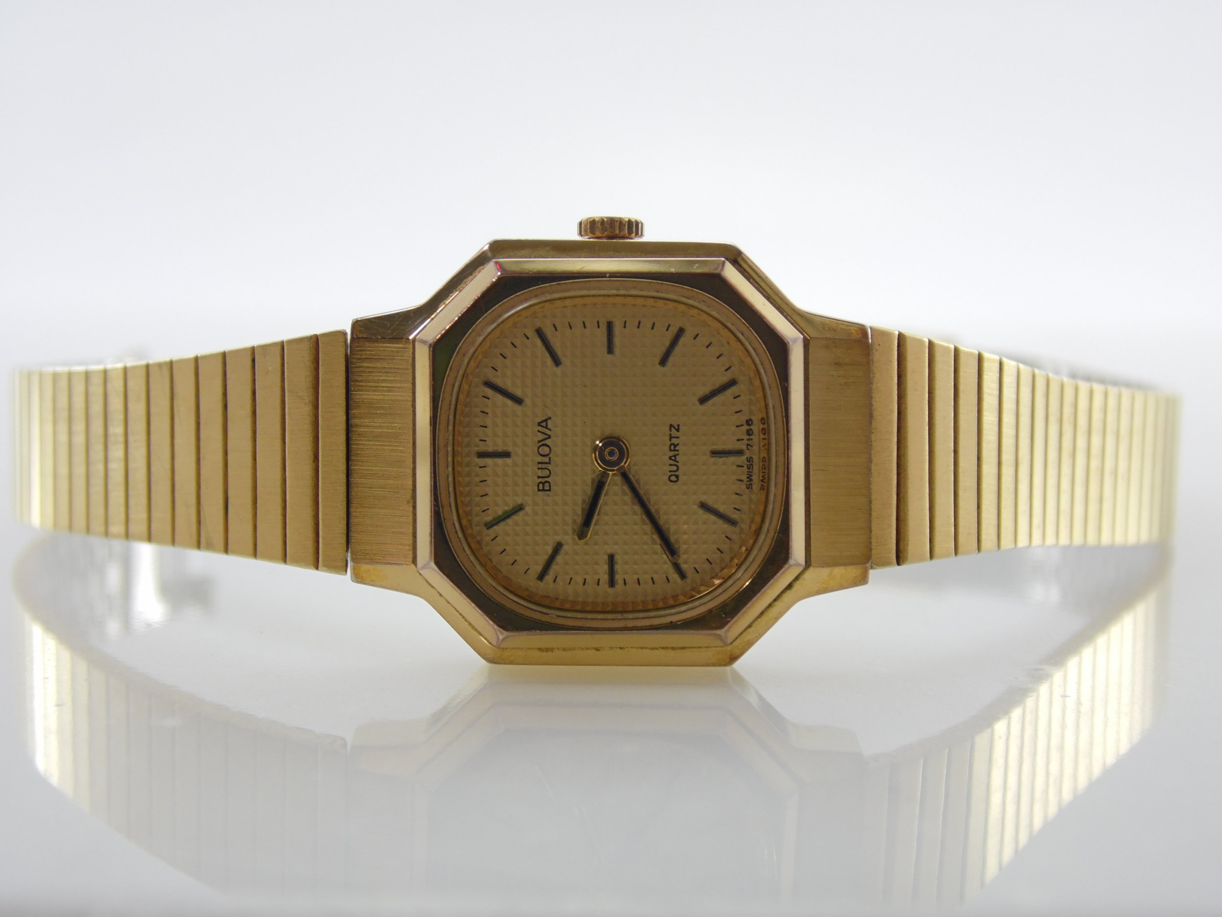 Vintage 1982 Bulova C893823 Gold-tone Womens Swiss Quartz Watch 