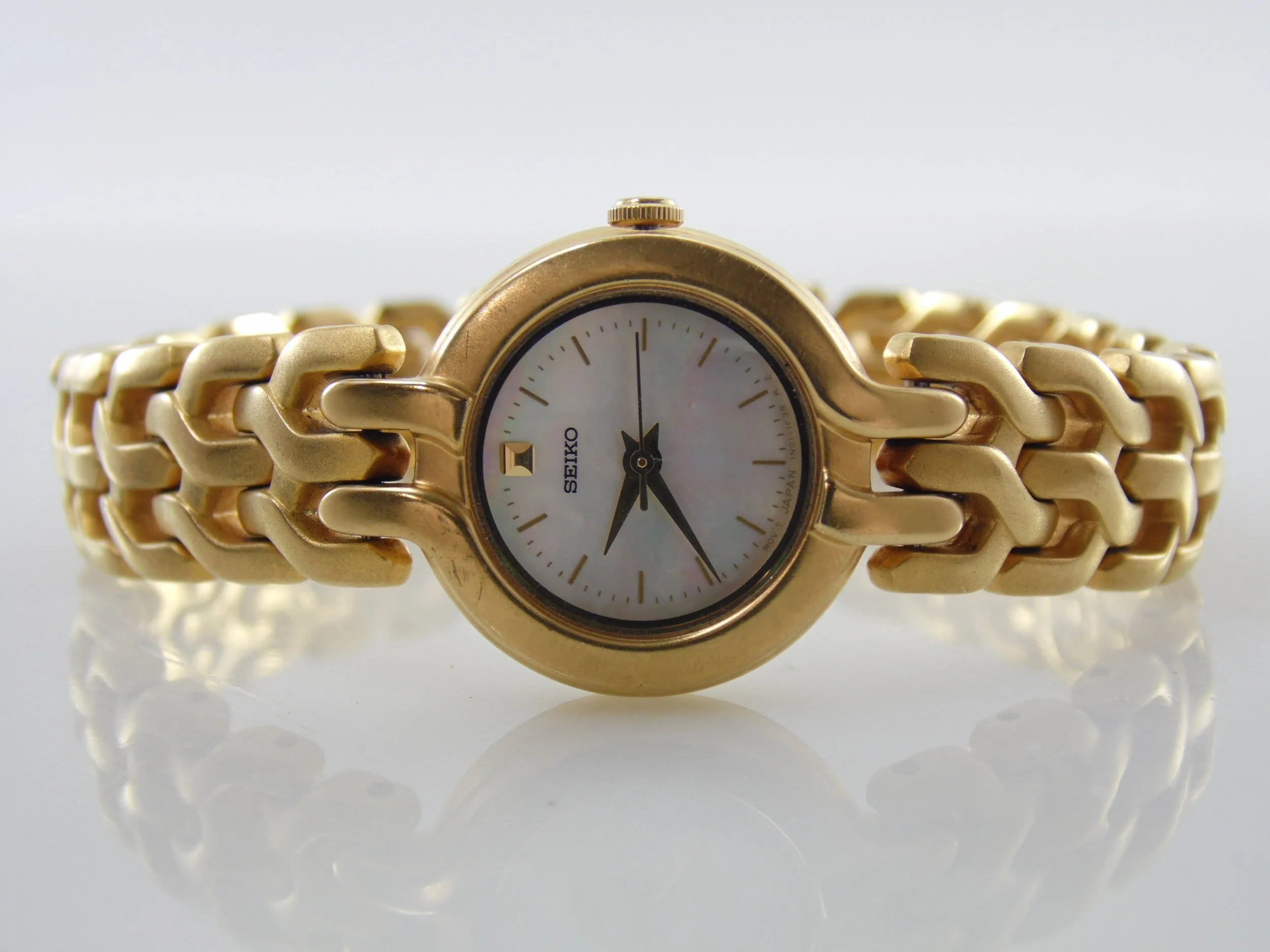 Vintage Womens Seiko Mother Of Pearl MOP Dial Gold-tone Watch