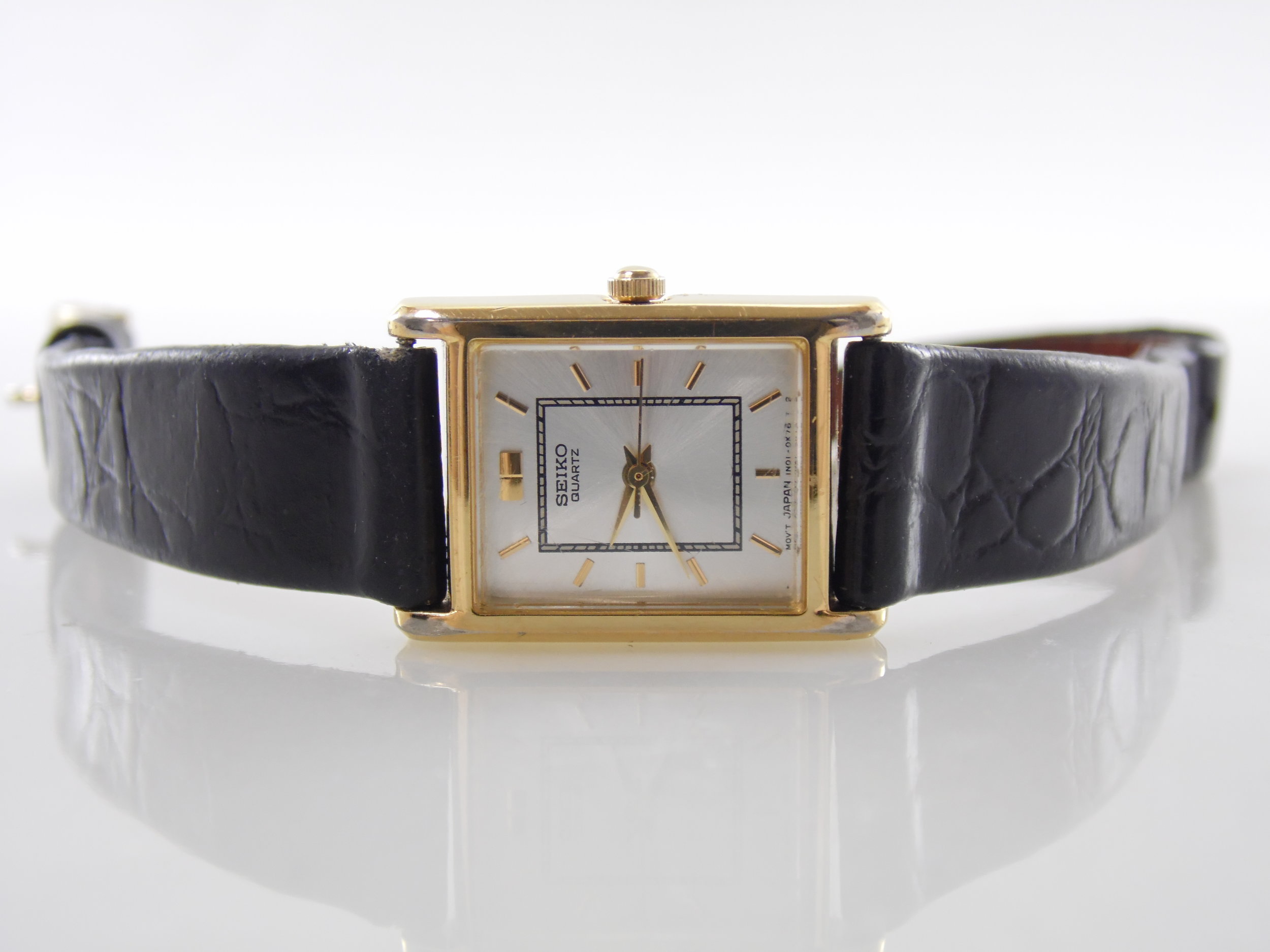 Vintage Womens Seiko Adjustable Leather Band Gold-tone Watch