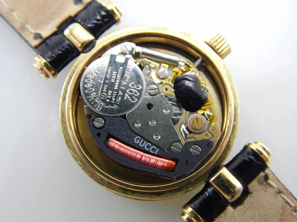 Vintage Womens Real Authentic Gucci 1.86 Black & Gold Swiss Made