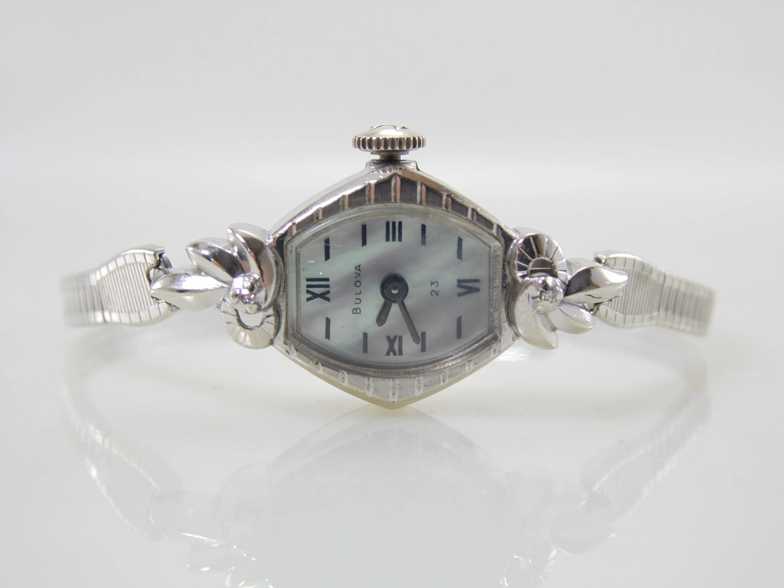 Vintage 1970's Womens Bulova 23 Jewels Mechanical Windup Mother of Pearl MOP Watch 5AT Movement