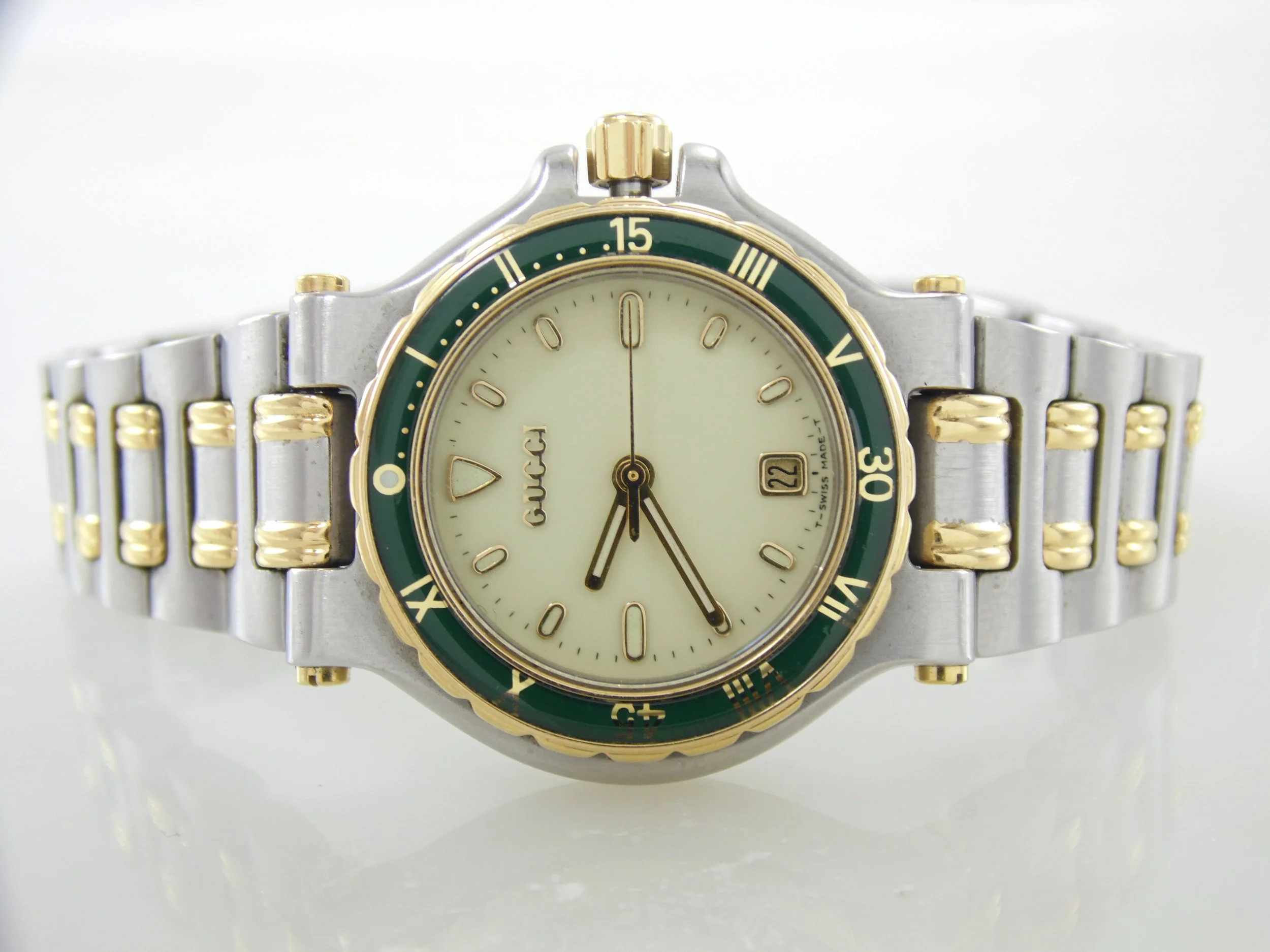 Vintage Womens Gucci 9700L Two Tone Gold Stainless Steel Diver Bezel Water Resistant 10ATM/330Ft Calendar Swiss Made Watch  