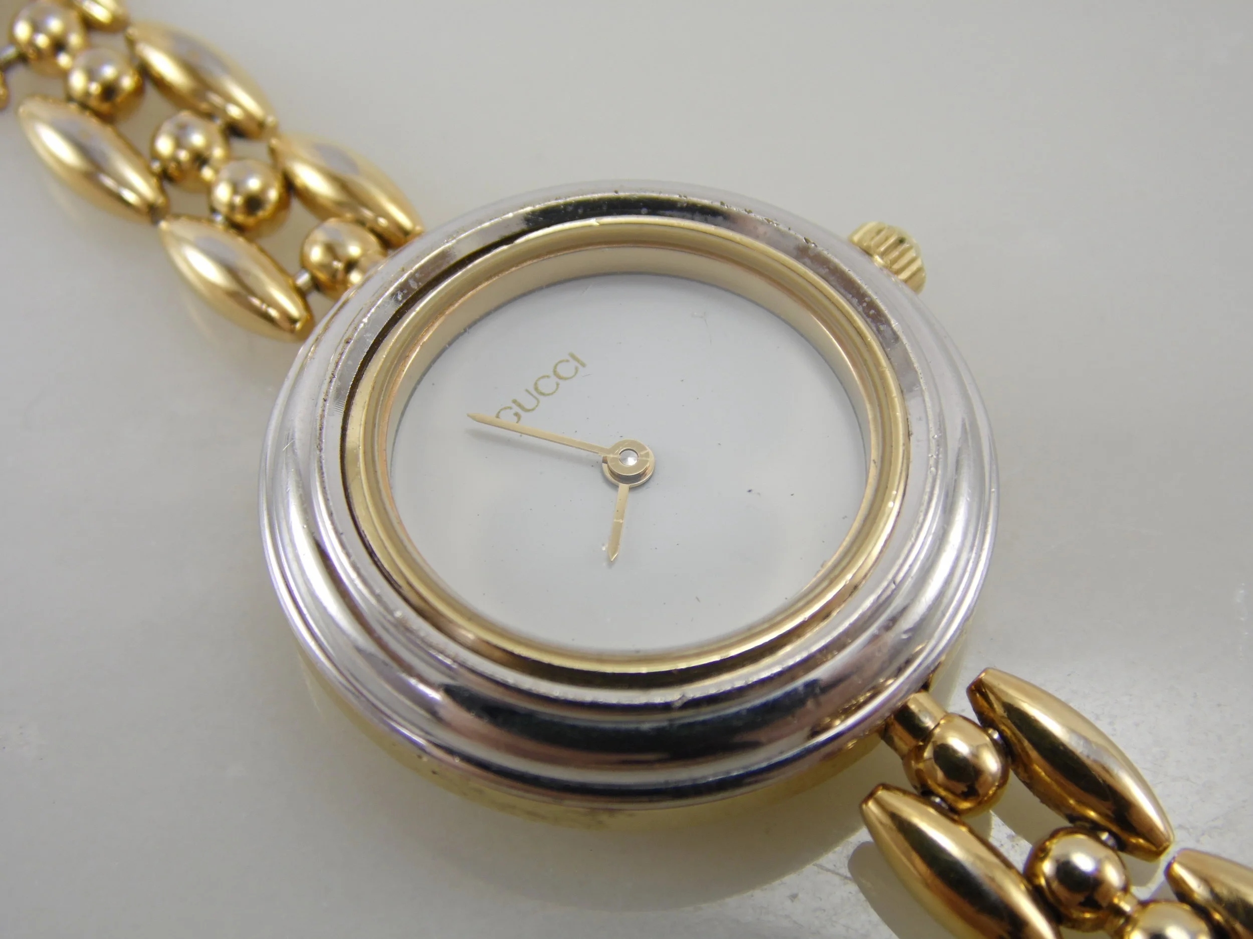 Vintage Womens Gold Gucci 1100L Rice Link White Dial Swiss Made Watch 