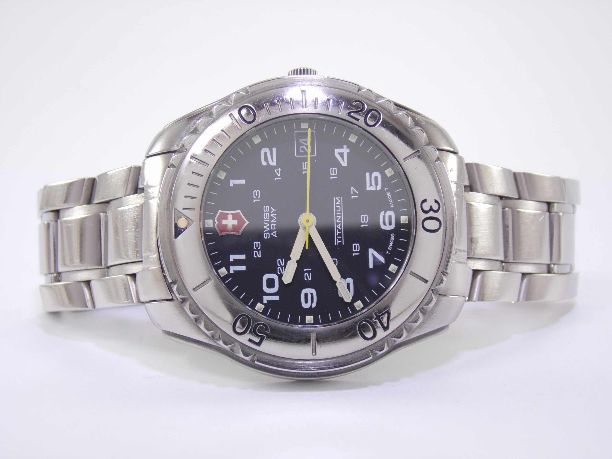 Vintage Swiss Army RB330 Titanium Mens Divers Water Resistant 330Ft Quartz Watch 