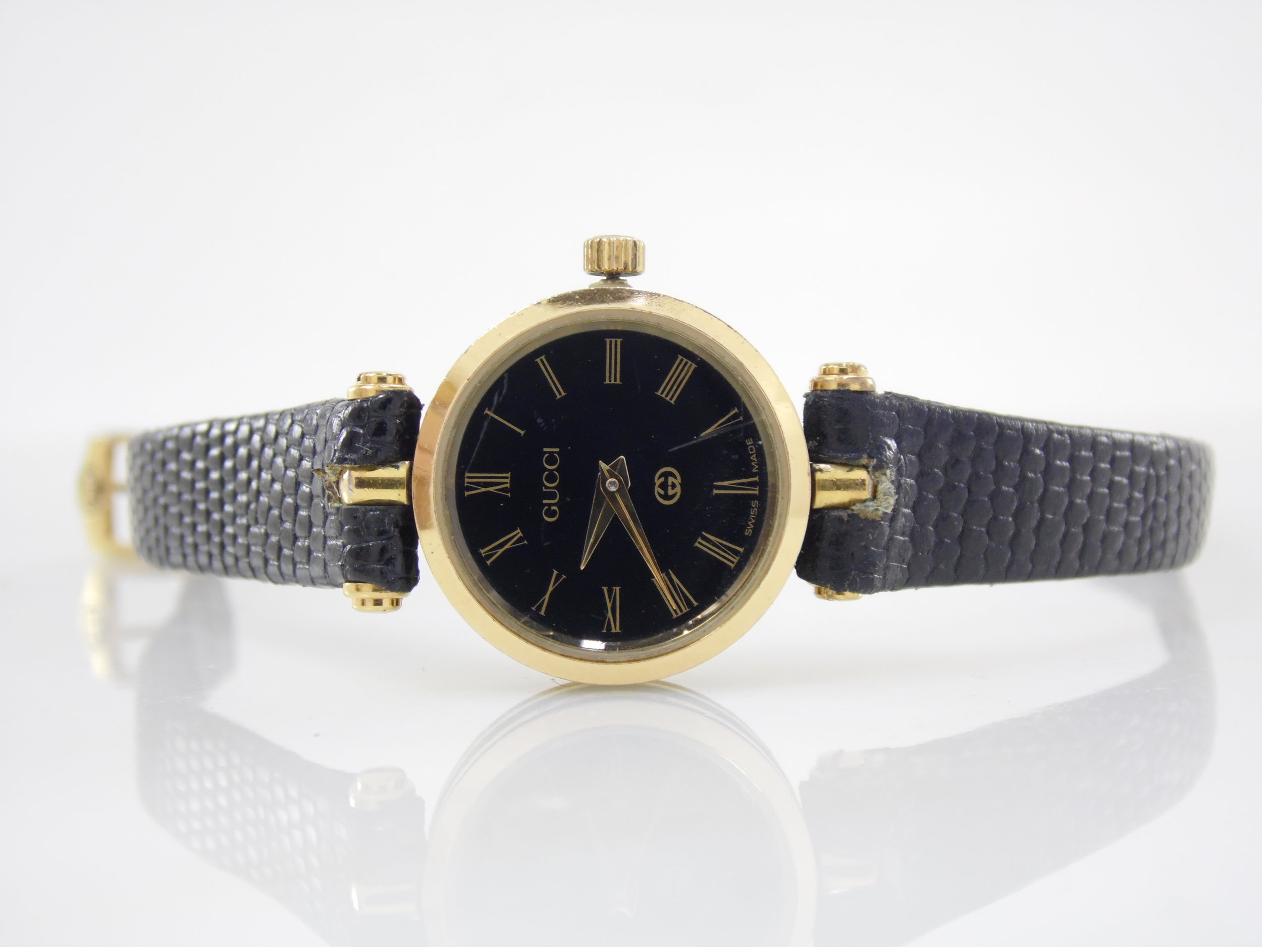 Vintage Authentic Gucci Roman Numeral Dial Black & Gold Womens Luxury Designer Swiss Quartz Watch ETA 561.001