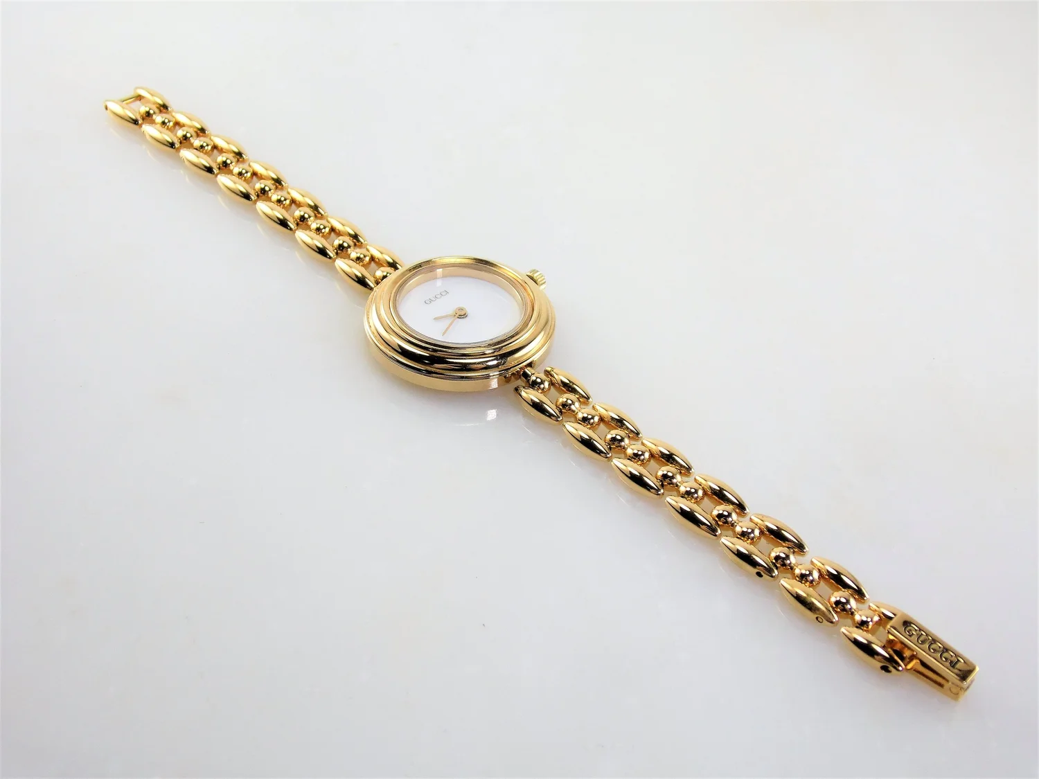 - Gucci Luxury RARE Excellent Condition VINTAGE Bracelet Watch Step back to the 90s with this stunning vintage Gucci quartz  main image 2