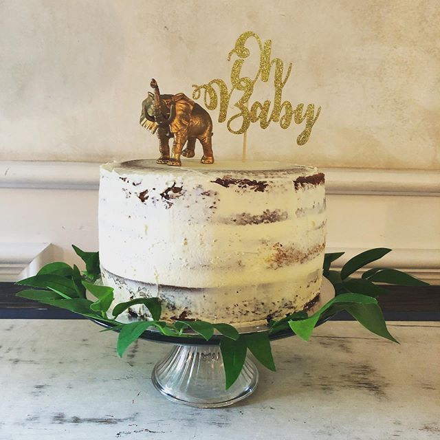 Fun and games baking with @jchaggar_bhalodia! At least we could laugh at the challenges along the way after 10 hours haha!
#bakingathome #homemadecake #ohbaby #babyshowercake #nakedcake