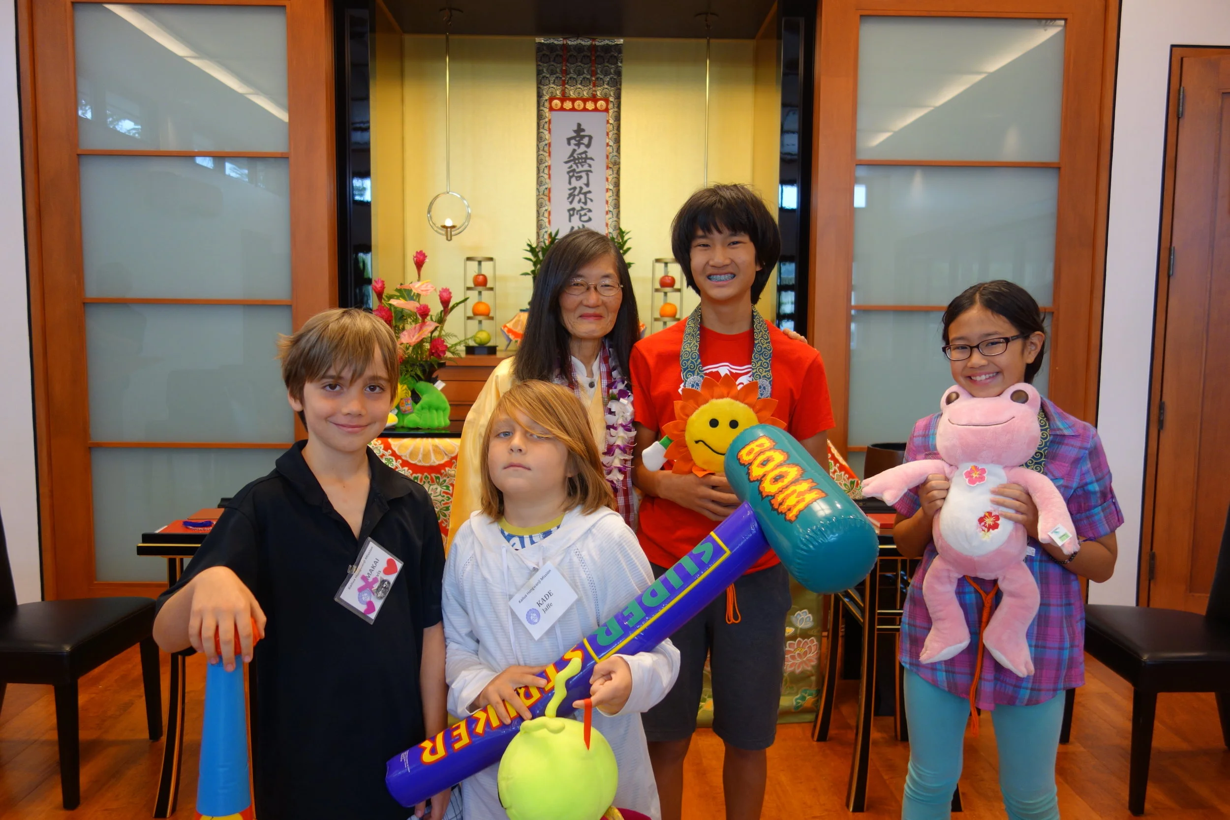 Rev. Hiramatsu asked the children in attendance to pick a stuffed animal that most closely represented the way they feel when they come to church.