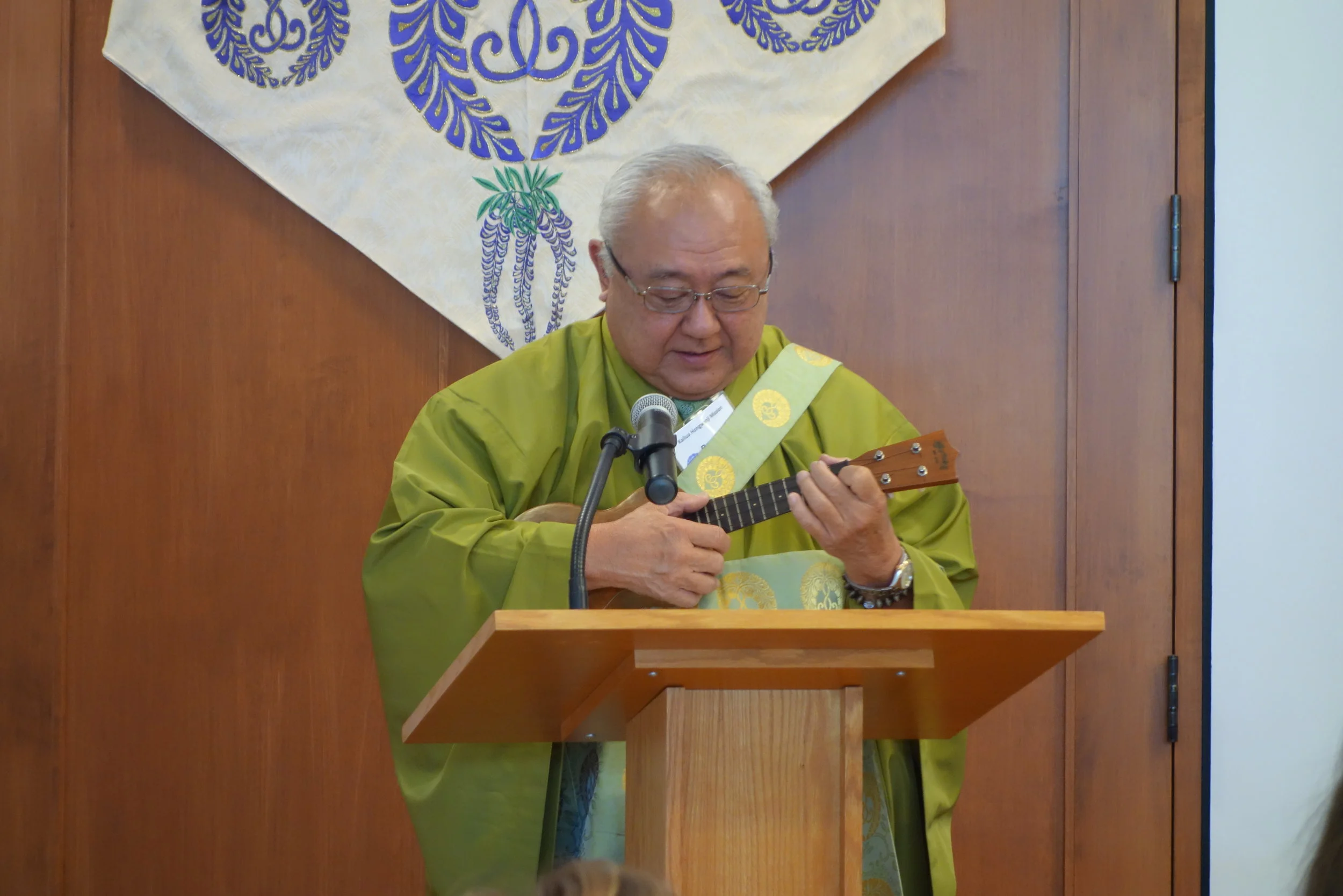 At the end of the service, Rev. Sumikawa lead us in singing words of Thanksgiving.