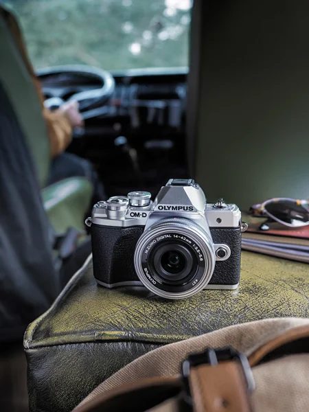 21_olympus_OM-D_E-M10_Mark_III_EZ-M1442EZ_vertical__KeyVisual_002.jpg