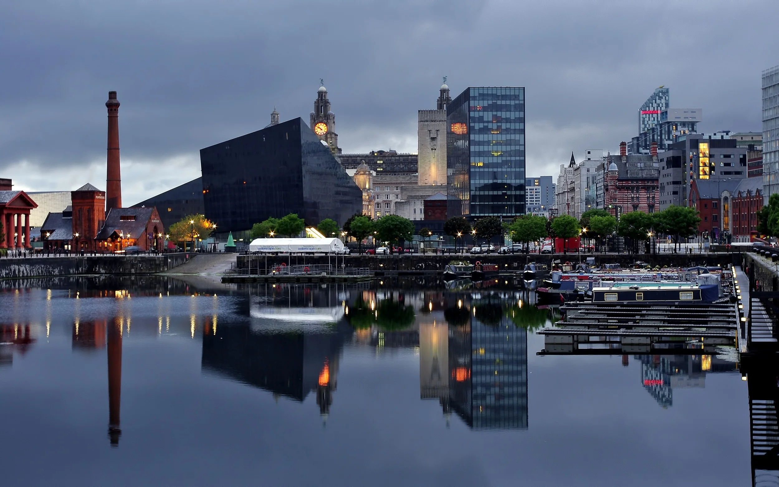 liverpool_river_buildings_night_beach_48224_3840x2400.jpg