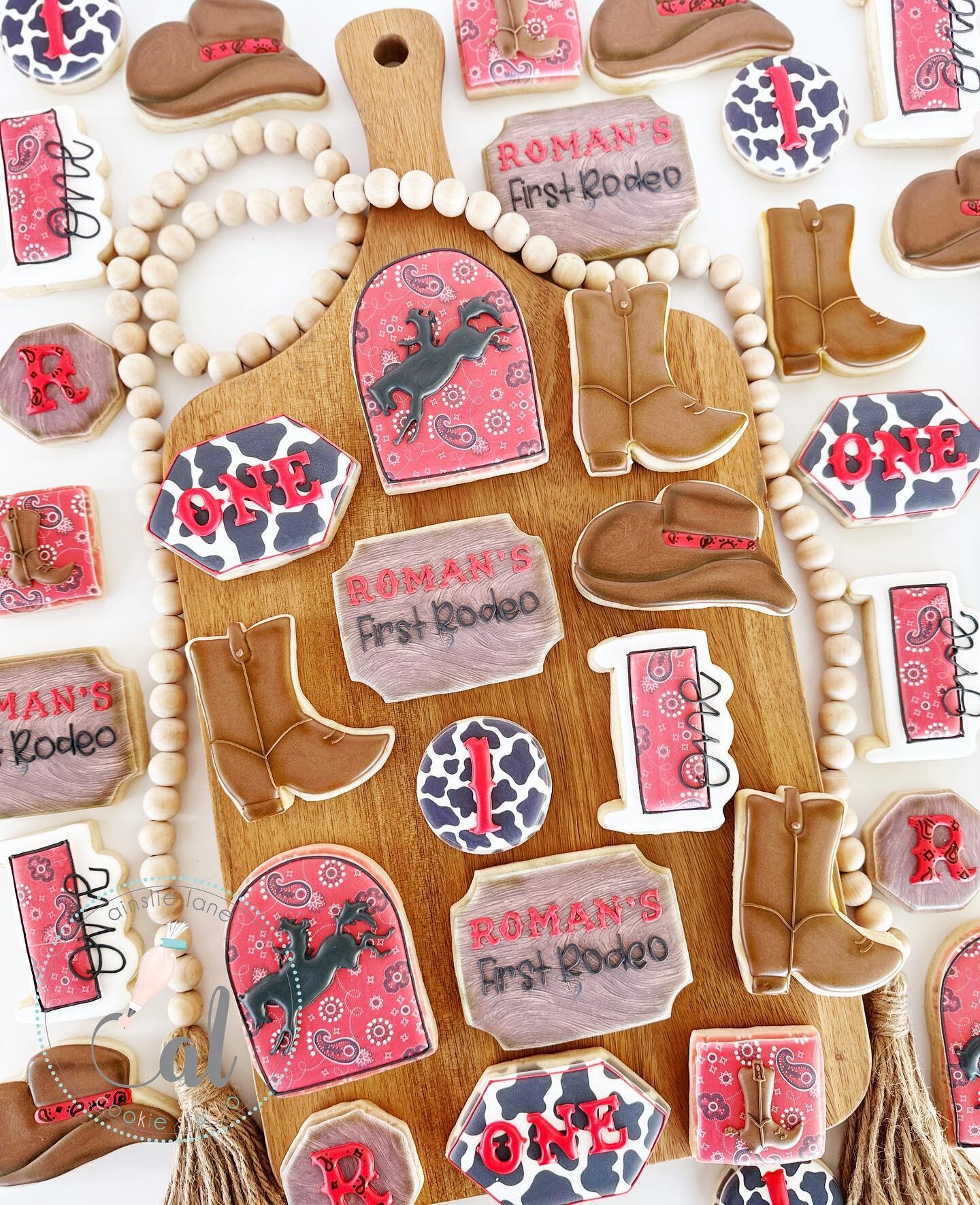 🤠 Yeehaw! 🍪 Roman&rsquo;s first rodeo calls for a sweet celebration! 🐎 These adorable rodeo-themed cookies are as cute as a cowboy in a ten-gallon hat. Saddle up for a taste of the Wild West! 🤠🍪 
&bull;
&bull;
&bull;
&bull;  #CookieCuties #Yeeha