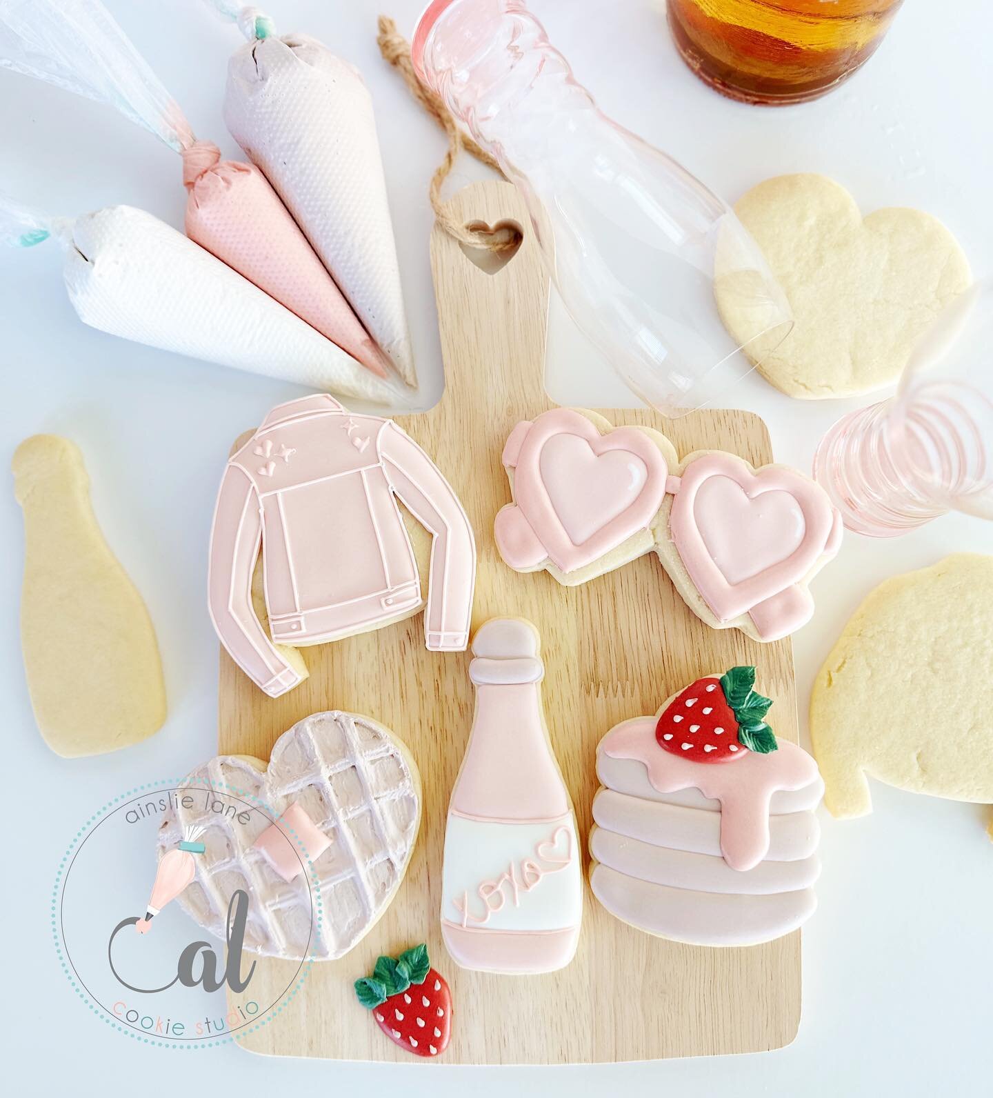 Gather your besties for a sweet celebration! Join us at @pop_thebubbly for a Galentine&rsquo;s brunch-themed cookie decorating class. 🍪💕 Let&rsquo;s sprinkle some love and creativity together! Sign up at www.ainslielanecookiestudio.com 
&bull;
&bul