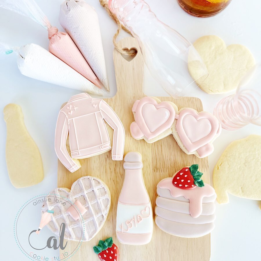 Have you ever wanted to learn how to decorate cookies? 🍪 I can teach you! 

I not only take you step by step through the decorating process, I teach you how to achieve the PERFECT icing consistency which is the most important part! Plus you&rsquo;ll