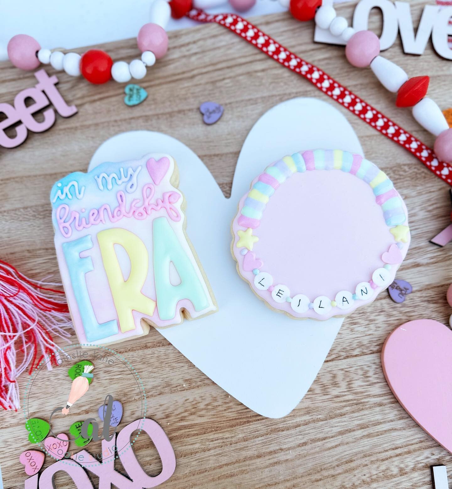 In my friendship era 💕 

Valentine&rsquo;s Day preorder is live! Go to www.ainslielanecookiestudio.com/shopcookies to place your order! 
&bull;
&bull;
&bull;
&bull; #valentinescookies #friendshipbraceletcookies #friendshipera #ainslielanecookiestudi