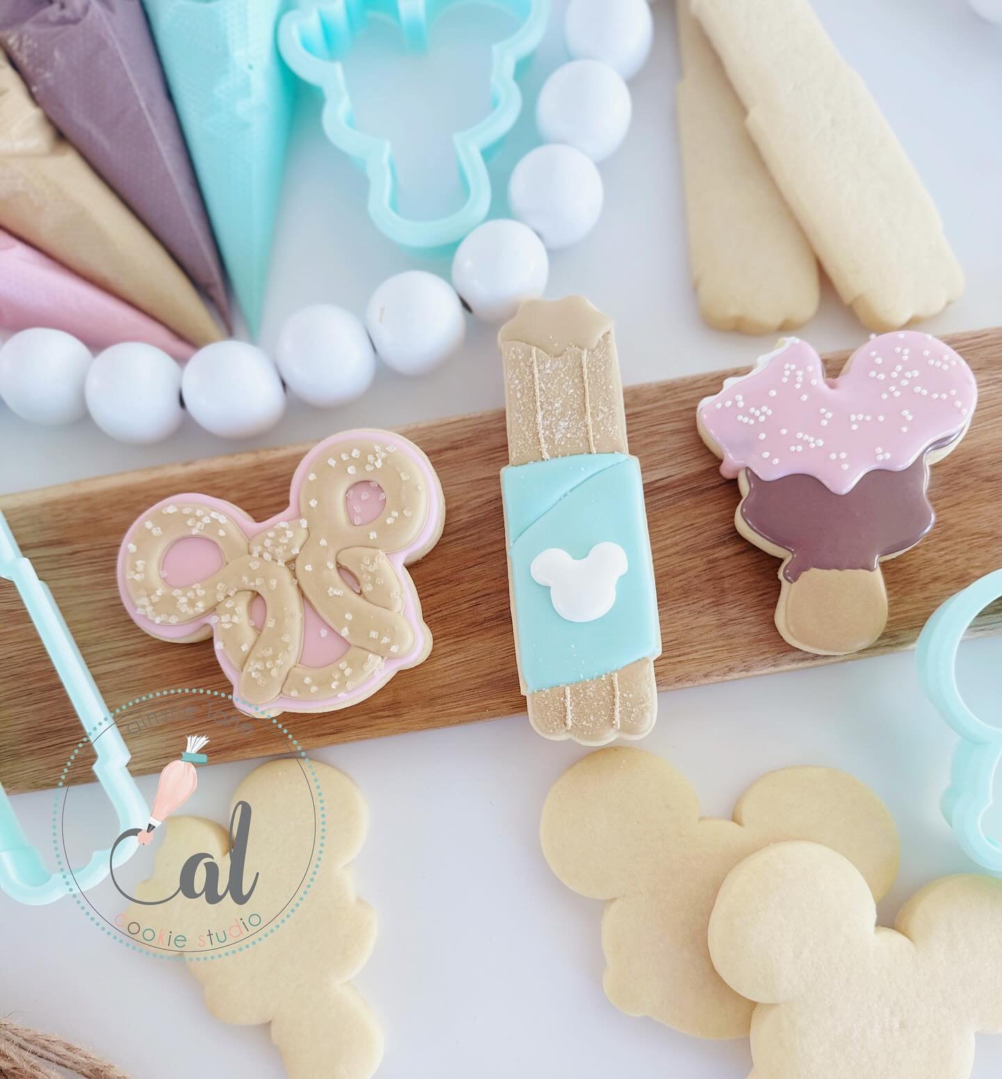 Join me on either Friday, 9/20 at @pop_thebubblylodi or Saturday 9/21 (private residence) to learn how to make these adorable 🐭 treats! Mouse ears optional 😉🤍

Link to register in bio. 
&bull;
&bull;
&bull;
&bull; #cookieclass #lodicookies #churro