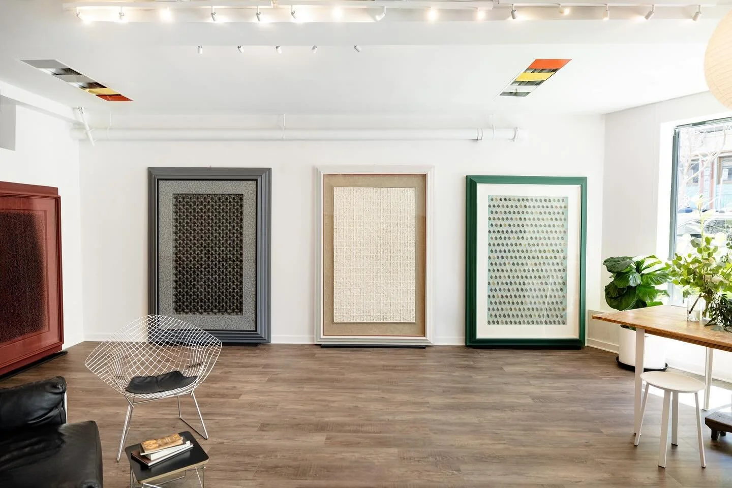 The sun is shining on Hardy Hanson: There are Things to Come @michellethomasfineart! ☀️🌞Come see for yourself open until July 10th! 

Photo by Gary Sexton.

&bull;&bull;&bull;
#hardyhanson #artist #modernart #californiaartist #santacruz #ucsc #detai