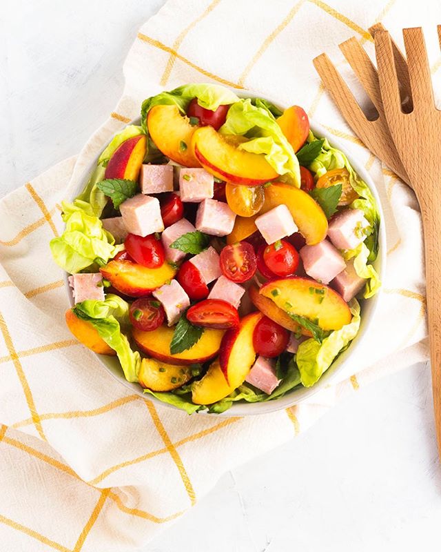 NEW RECIPE // Summer Peach, Tomato &amp; Virginia Ham Salad in partnership with @wellshire #sponsored
⁣
Even though summer is winding down, there are still plenty of hot days left in the season, which is why I love having some simple, no-cook meals I