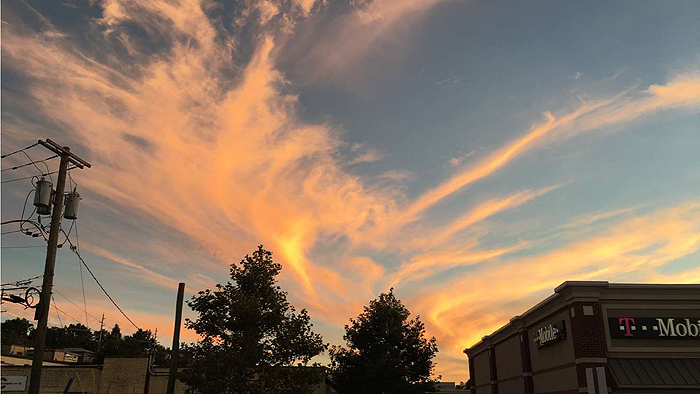 Here's another evening sky in North Bergen, NJ. Do you see the difference? it's pretty stark isn't it? Now you know the New Jersey feel. North Bergen is predominantly Latin. I feel I'm the only Vietnamese person in this town! Or maybe I haven't met any Vietnamese people. To be honest, I don't really think it matters. I enjoy living amongst all cultures and races.