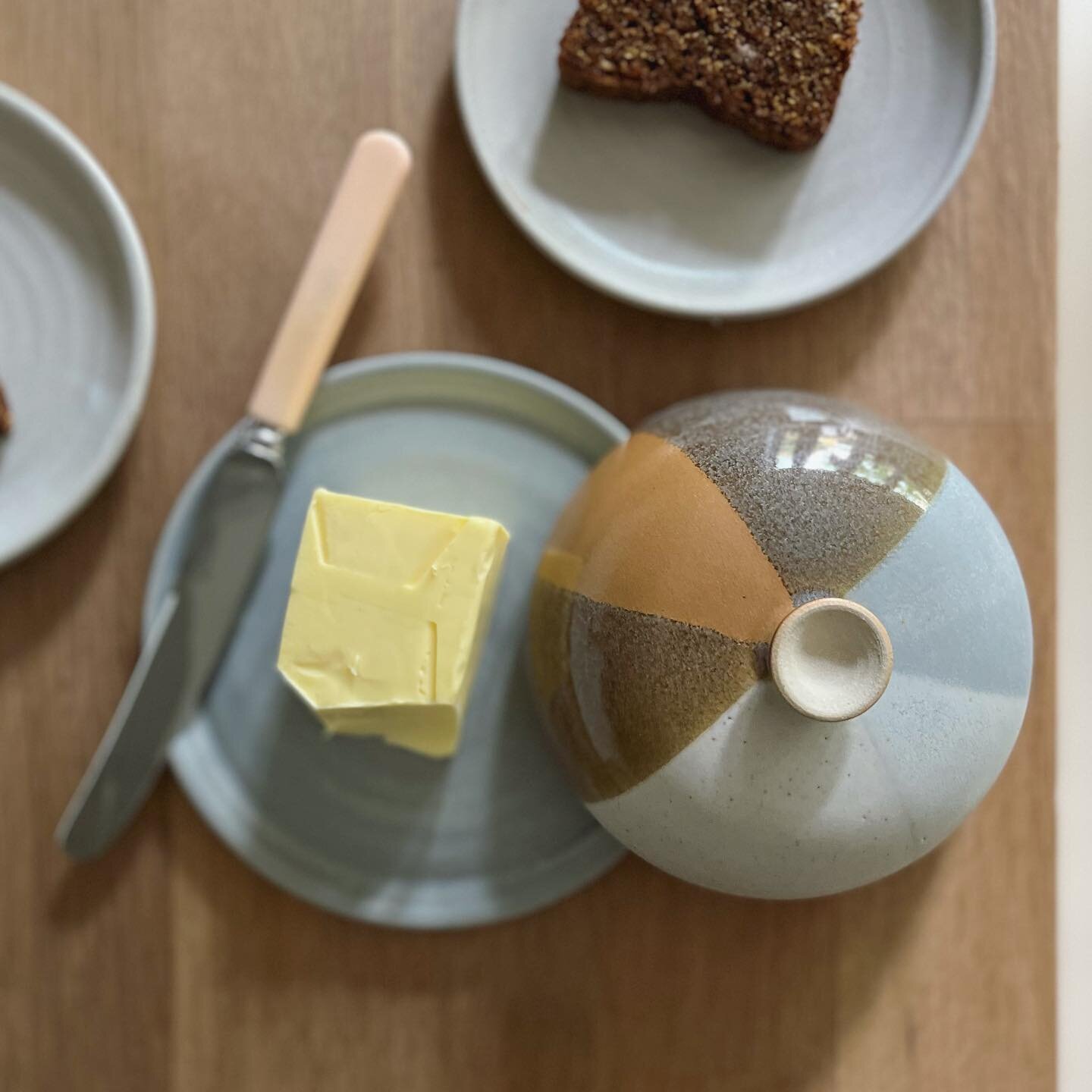 Rust / Grey butter dish, the layered glazes resembling an old-school boiled sweet 🍬🤍

#modernceramics #inthestudio 
#potterylife #womeninceramics #studiopottery #potterylove #rustichome #simpleandstill #craftsposure #craftsofinstagram #allthebeauti