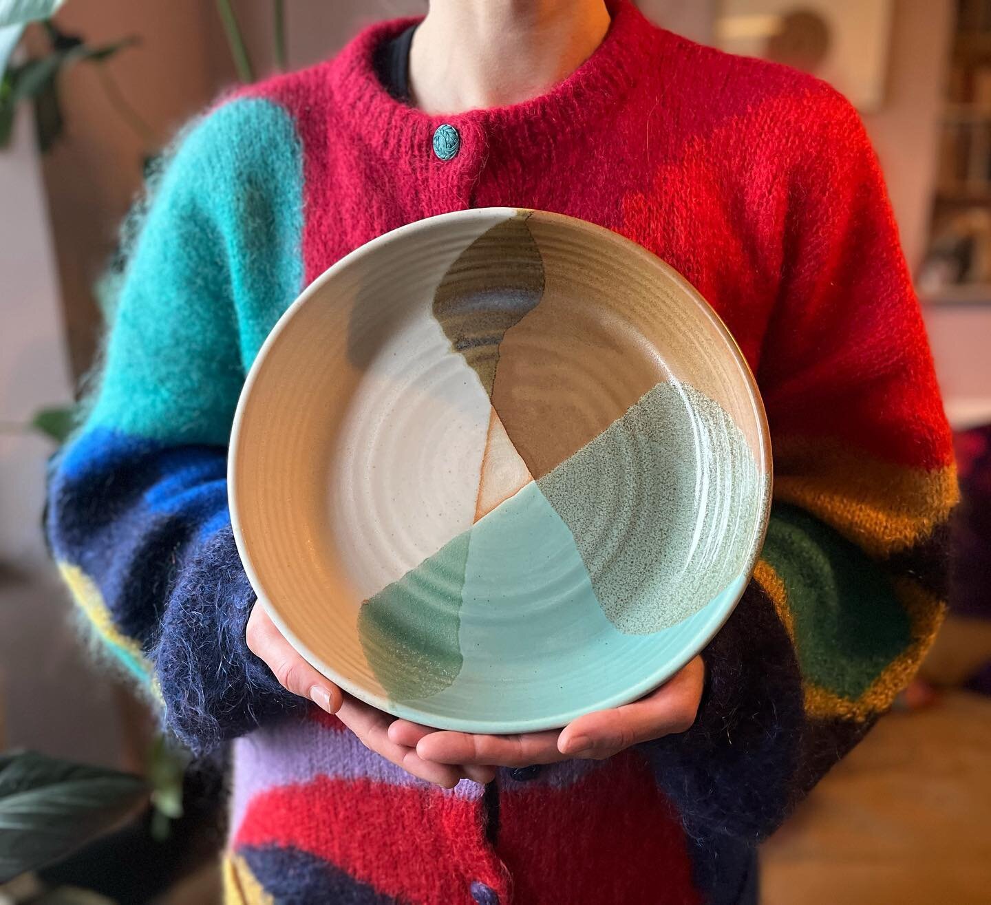 A few more pots in my shop, link in bio 🎄 

Top cardigan / model @roomforapony ❤️

#inthestudio 
#modernceramics #inthestudio 
#potterylife #womeninceramics #studiopottery #potterylove #rustichome #simpleandstill #allthebeautifulthings #handmadecera