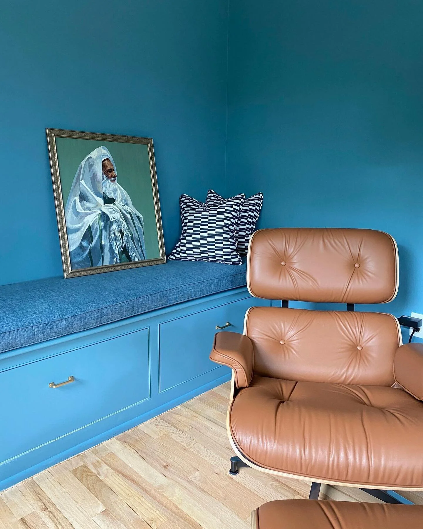 Counting the days when I can take pictures of this space in Glen Ridge NJ. Such a vibrant space! 👏❤️
.
.

#interiordesign #homedecor #glenridgenj #familyroomdecor #livingroomdecor #homedesign #modernhome #blue #eclecticdecor #library #currentdesigns