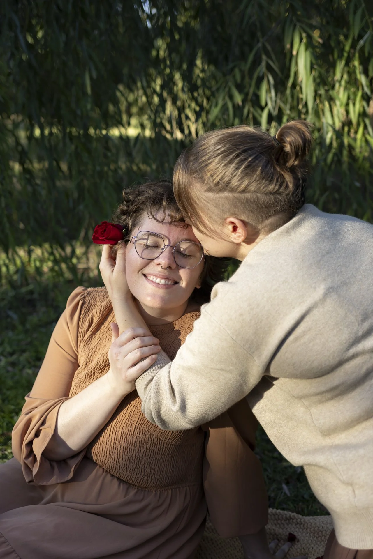 romantic-couples-kiss-portrait-outdoor-session.jpg