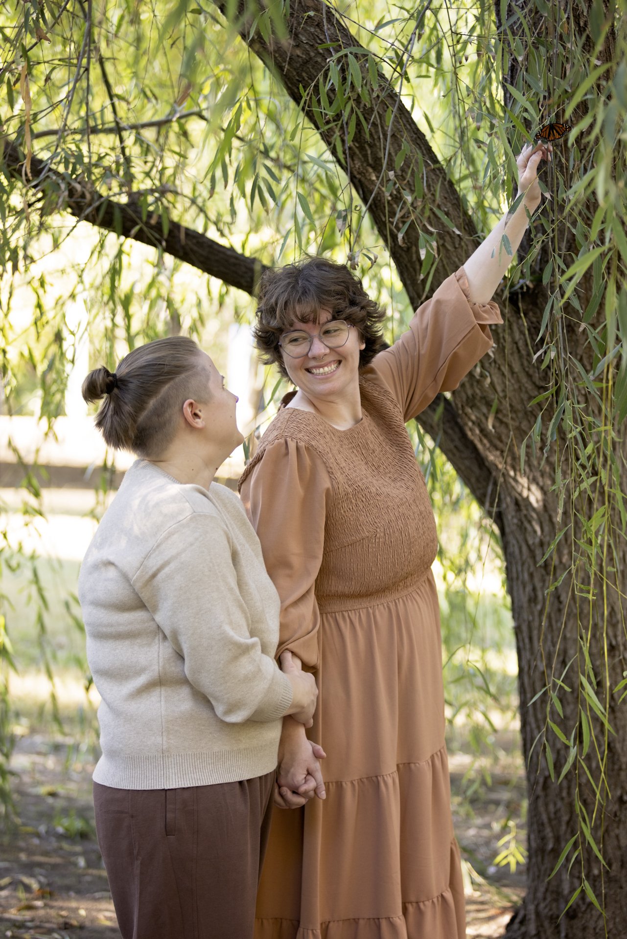 romantic-couples-portrait-willow-tree-butterfly.jpg