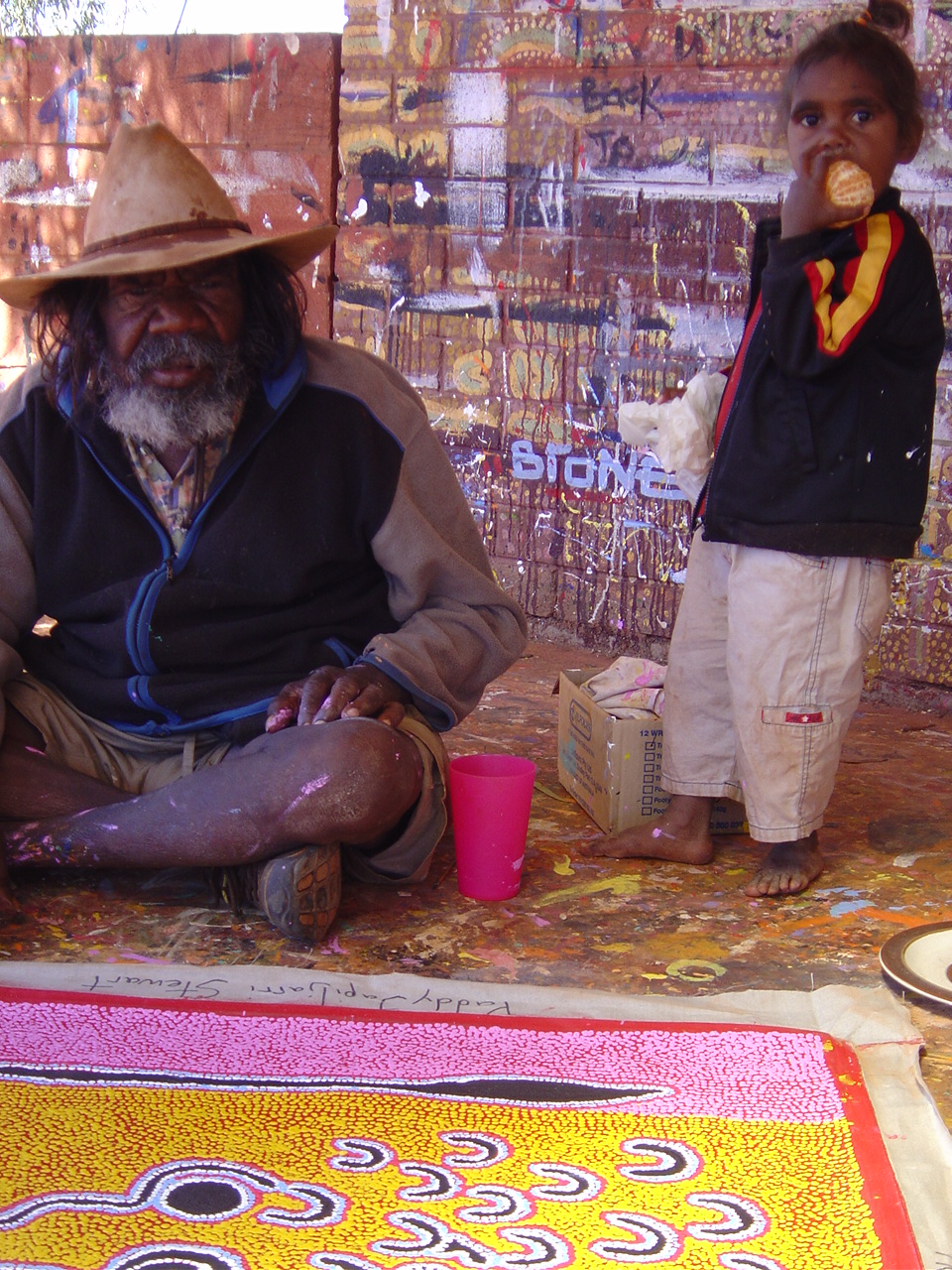 Paddy+Stewart+Japaljarri+with+Yilpinji+work..jpg