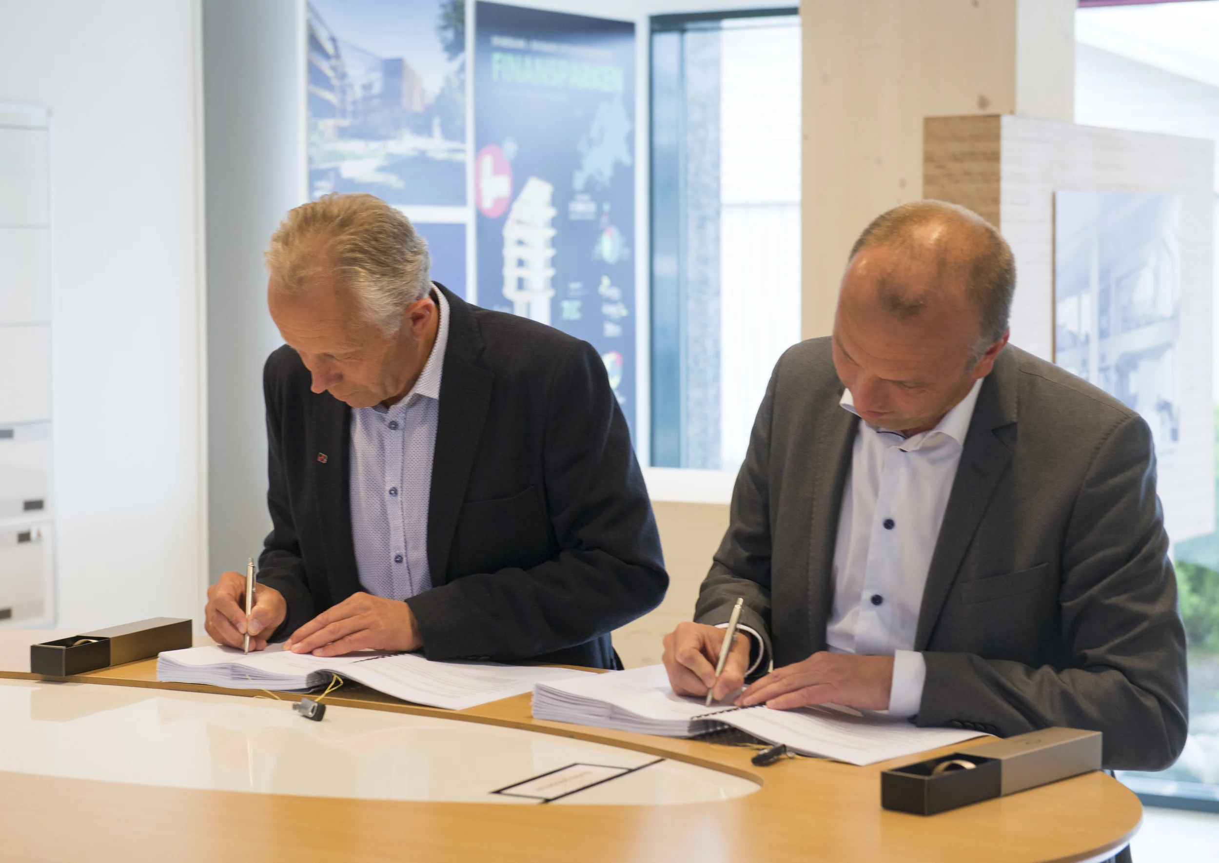 29.06.2016 Signering av kontrakt mellom Finansparken Bjergsted AS og Block Berge Bygg AS. Sistnevnte skal bygge SpareBank 1 SR-Banks nye hovedkontor i Stavanger! Styreleder Glenn Sæther i Finansparken Bjergsted AS og adm. direktør Yngvar Karlsen i Block Berge Bygg AS signerte kontrakten.