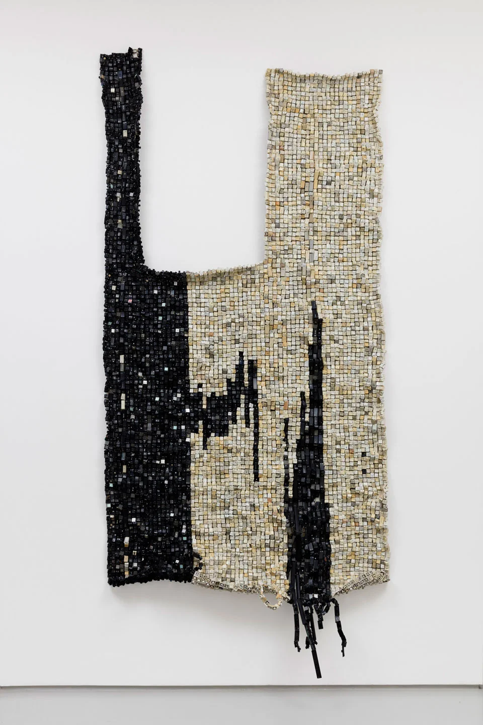 Moffat Takadiwa, Hello Hello paRadio , 2017, Computer keys, 230 x 112 x 7 cm