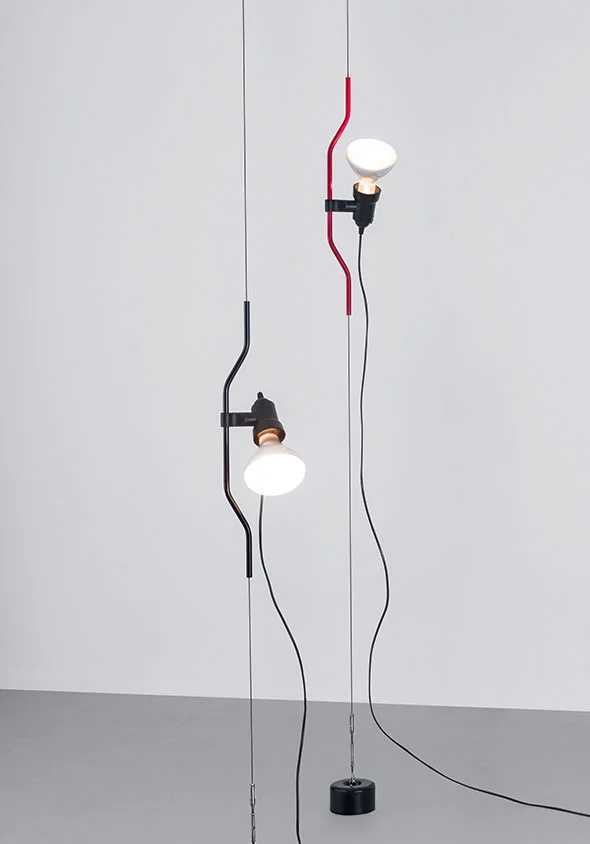 FLOS Parentesi Säädettävä lattiavalaisin, kiinnitys teräsvaijerilla lattian ja katon välille I korkeus 58-400 cm I €392 (sis. Led-polttimo)