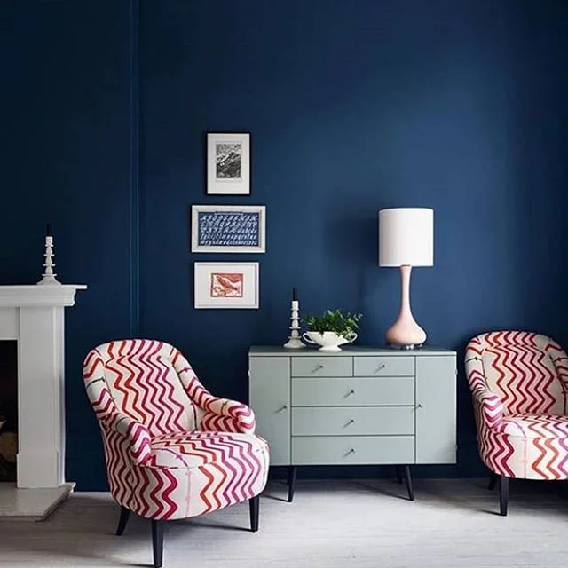 Adore this stunning zig zag fabric #contrast #interiordetails #interiordesign #linen #interiorinspiration #homedecor #interiordecorating #christopherfarrcloth 📸 #sohointeriors 💙