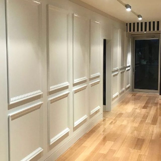 Traditional custom paneling has transformed this riverfront penthouse #happyclient #customdetails #traditionaldesign #interiordesign #interiordecorating  #interiorinspiration #newfarm  #brisbane #brisbaneinteriors #brisbanedesign #brisbanebusiness #sohointeriors